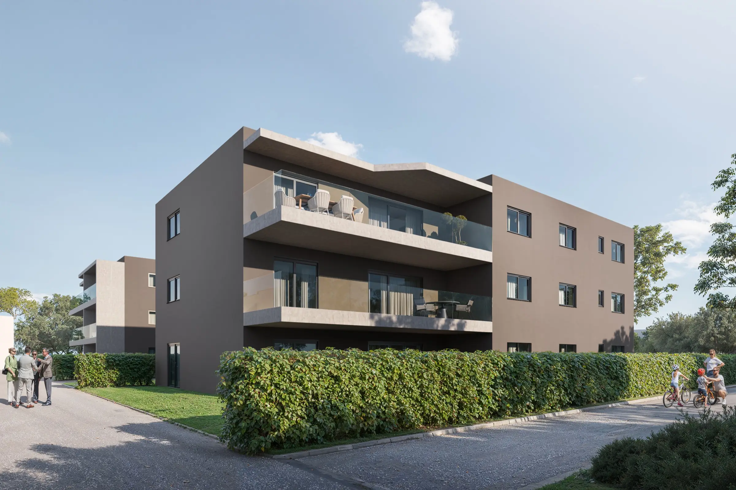 La résidence Althéa vue depuis la rue, façades brun sable, balcons filants et haie de vigne vierge